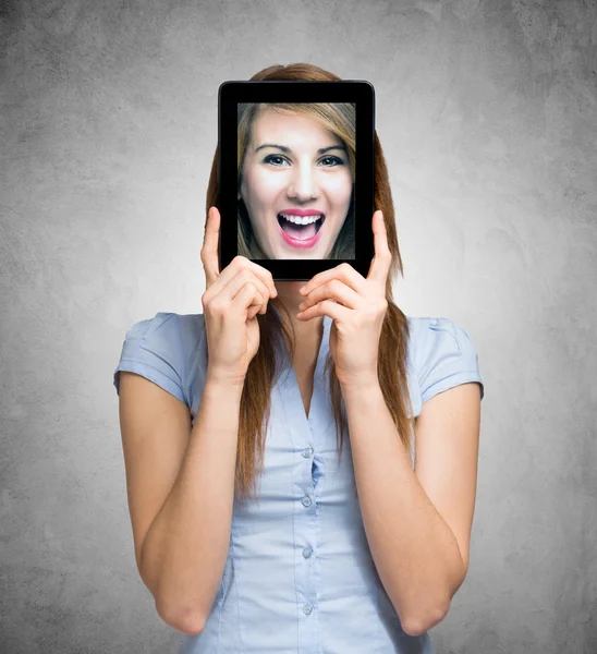 Mujer sosteniendo una tableta digital — Foto de Stock