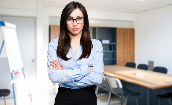 Mujer de negocios sonriente en el cargo — Foto de Stock