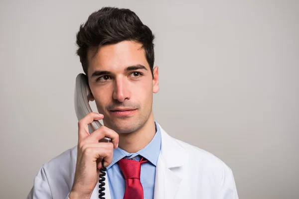 Doutor falando no telefone — Fotografia de Stock