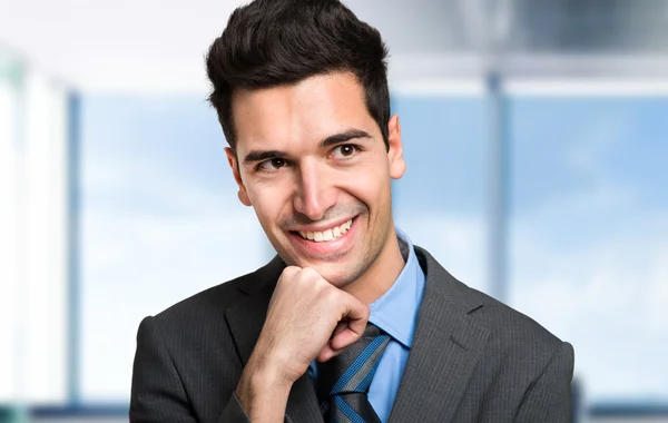 Jovem empresário sorridente — Fotografia de Stock