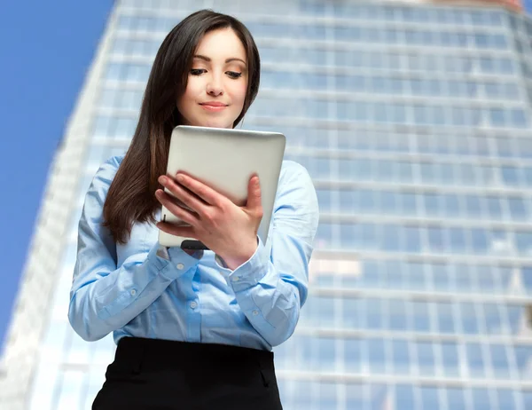 Mujer usando una tableta digital — Foto de Stock