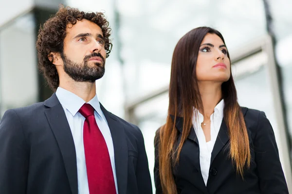 Gente de negocios mirando hacia arriba — Foto de Stock