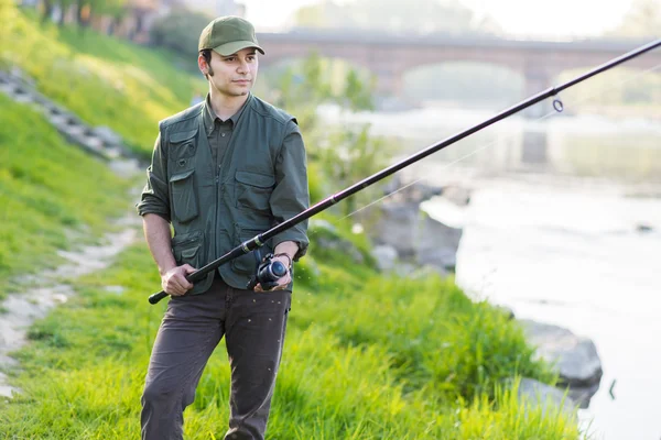 Jeune pêcheur à la rivière — Photo