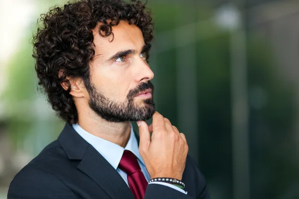 Hombre de negocios guapo al aire libre — Foto de Stock