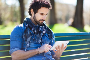 Tablet bankta kullanan adam