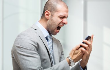 Umutsuz adamın holding cep telefonu