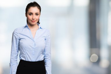 Genç, gülümseyen kadın