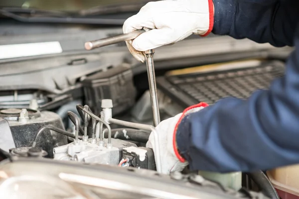 Mecánico trabajando en el motor del coche —  Fotos de Stock