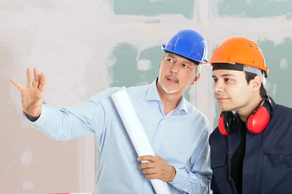 Architect explaining work to foreman — Stock Photo, Image