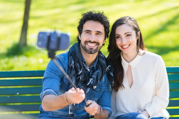 Gülümseyen çift selfie çekiyor. — Stok fotoğraf