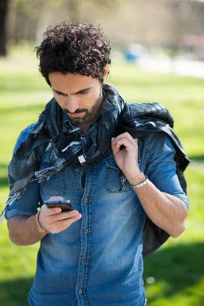 Man die zijn mobiele telefoon gebruikt — Stockfoto