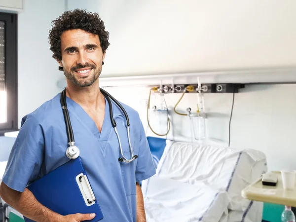 Trabajador médico titular de un documento —  Fotos de Stock