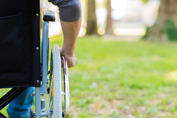 Homme utilisant un fauteuil roulant dans le parc — Photo