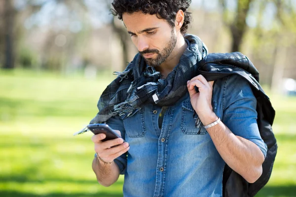 Homme utilisant son téléphone portable — Photo