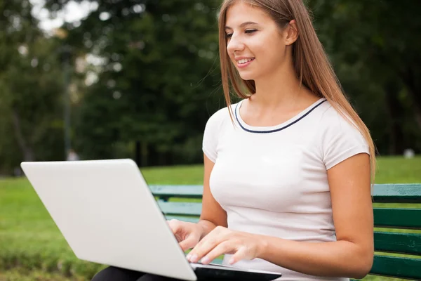 Kobieta za pomocą laptopa na zewnątrz — Zdjęcie stockowe