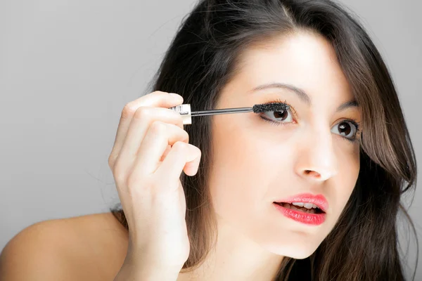 Mujer aplicando maquillaje —  Fotos de Stock