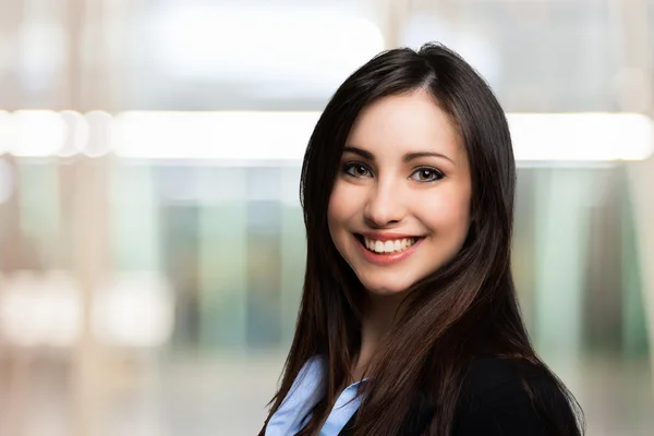 Jovem mulher sorridente — Fotografia de Stock