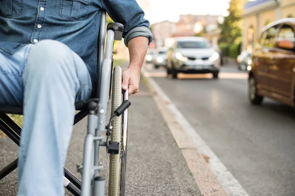 Hombre usando una silla de ruedas en una calle urbana — Foto de Stock