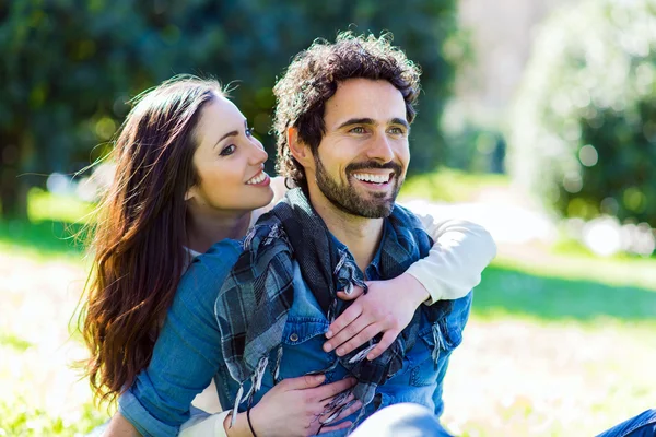 Sorrindo casal se divertindo ao ar livre — Fotografia de Stock