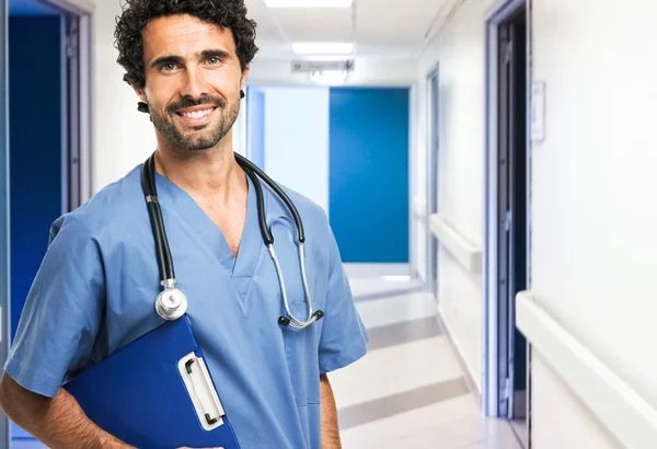 Médico sorridente em um hospital — Fotografia de Stock