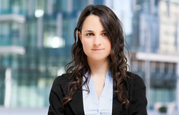 Businesswoman in an urban setting — Stock Photo, Image