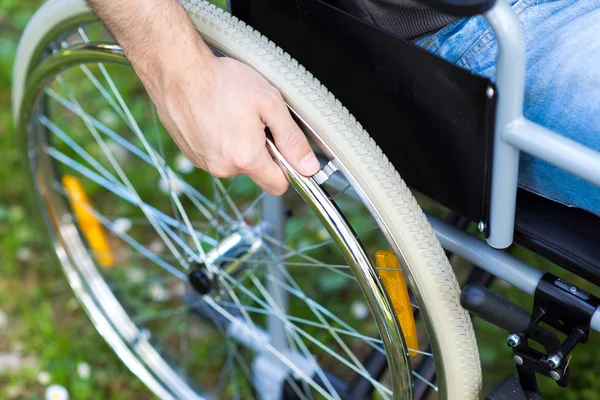 Hombre paralítico usando su silla de ruedas — Foto de Stock