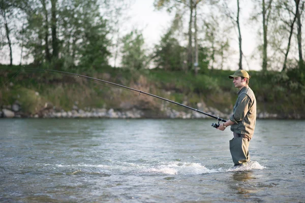 Pescador que pesca em um rio — Fotografia de Stock