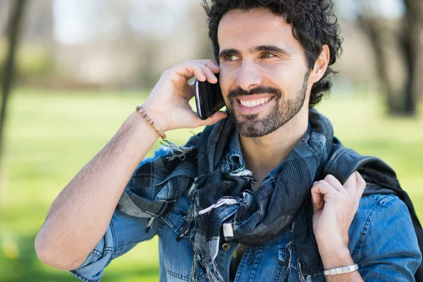 Человек-кузнец, говорящий по телефону — стоковое фото
