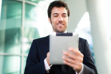 tablet bilgisayarıyla işadamı