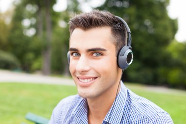 Adam müzik dinliyor.