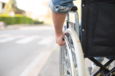 Adam tekerlekli sandalyeye mahkum yol boyunca gitmek hazırlanıyor