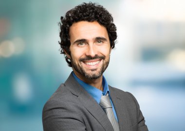 gülümseyen yakışıklı işadamı