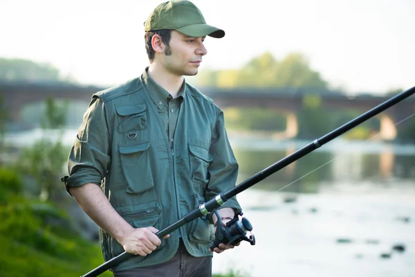 Pescatore che pesca su un fiume — Foto Stock