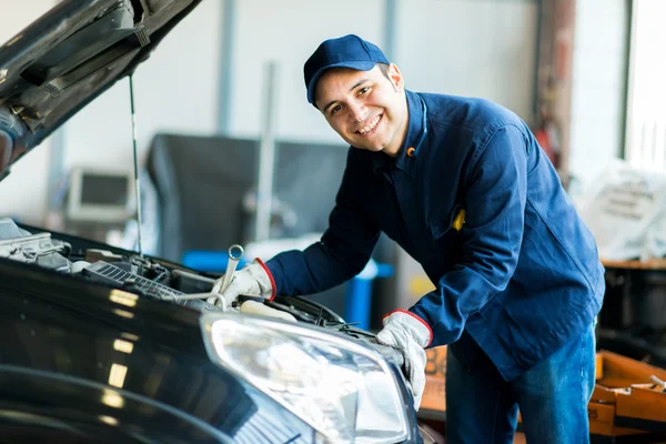 Monteur werkt in garage — Stockfoto