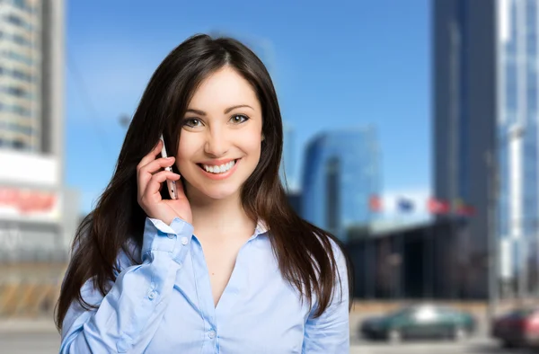 Mujer de negocios hablando por teléfono — Foto de Stock