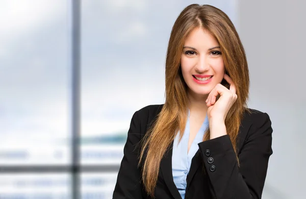 Junge lächelnde Geschäftsfrau — Stockfoto