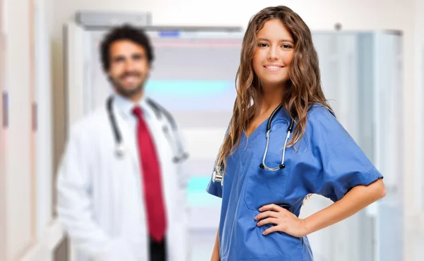 Ärzte lächeln im Krankenhaus — Stockfoto