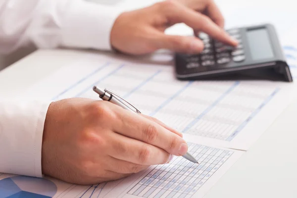 Accountant schrijven op een bedrijfsdocument — Stockfoto