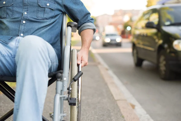 Détail d'un homme utilisant un fauteuil roulant — Photo