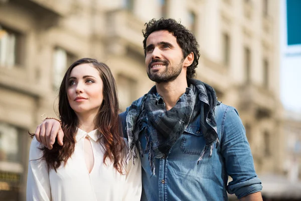 Couple marchant dans la ville — Photo