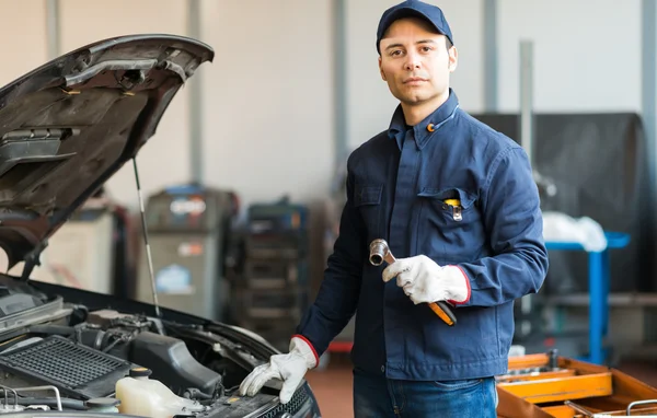 Mechanic holding a wrench — Stock Photo, Image