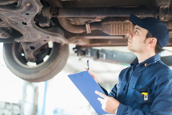 Op het werk in zijn garage monteur — Stockfoto