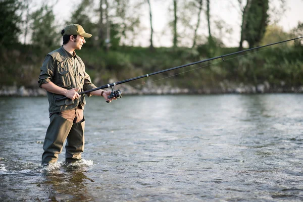 Visser visserij in een rivier — Stockfoto