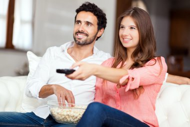 Çift kanepede televizyon izlerken