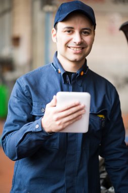 Makinist garajda tablet kullanma