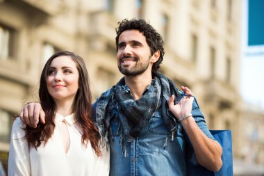 Alışveriş yapan çift.