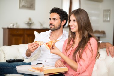 Çift tv izlerken ve pizza yemek