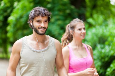 Bir parkta çalışan çift