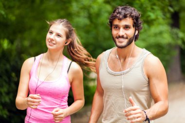 Bir parkta çalışan çift