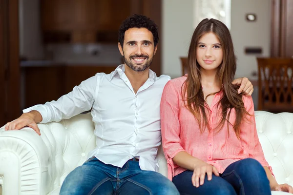 Casal feliz no sofá — Fotografia de Stock